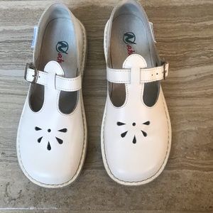 Naturino Vitello Classic White T-strap Leather Mary Jane, Size 33 EU/1-5-2 US.
